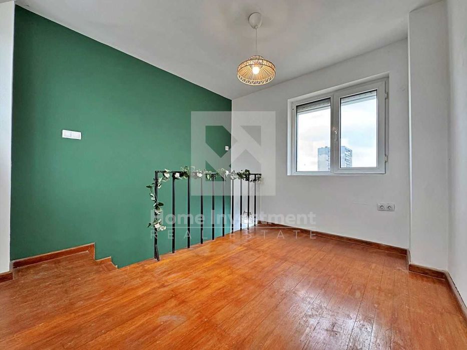 Тристаен апартамент на две нива в близост до Общината