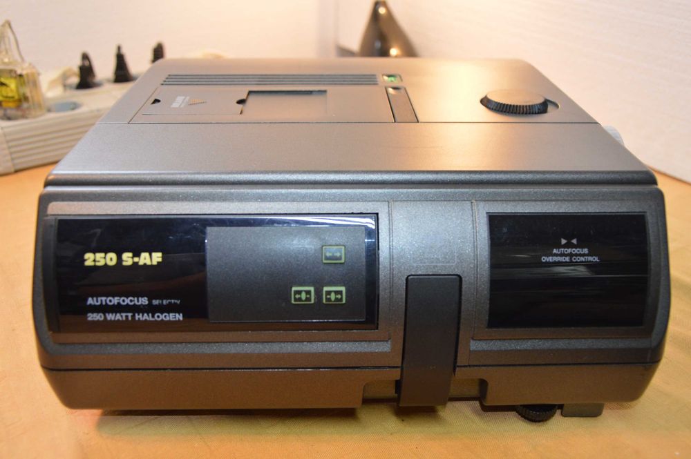 Aparat proiectie diapozitive Braun Paximat Multimag 250 S-AF