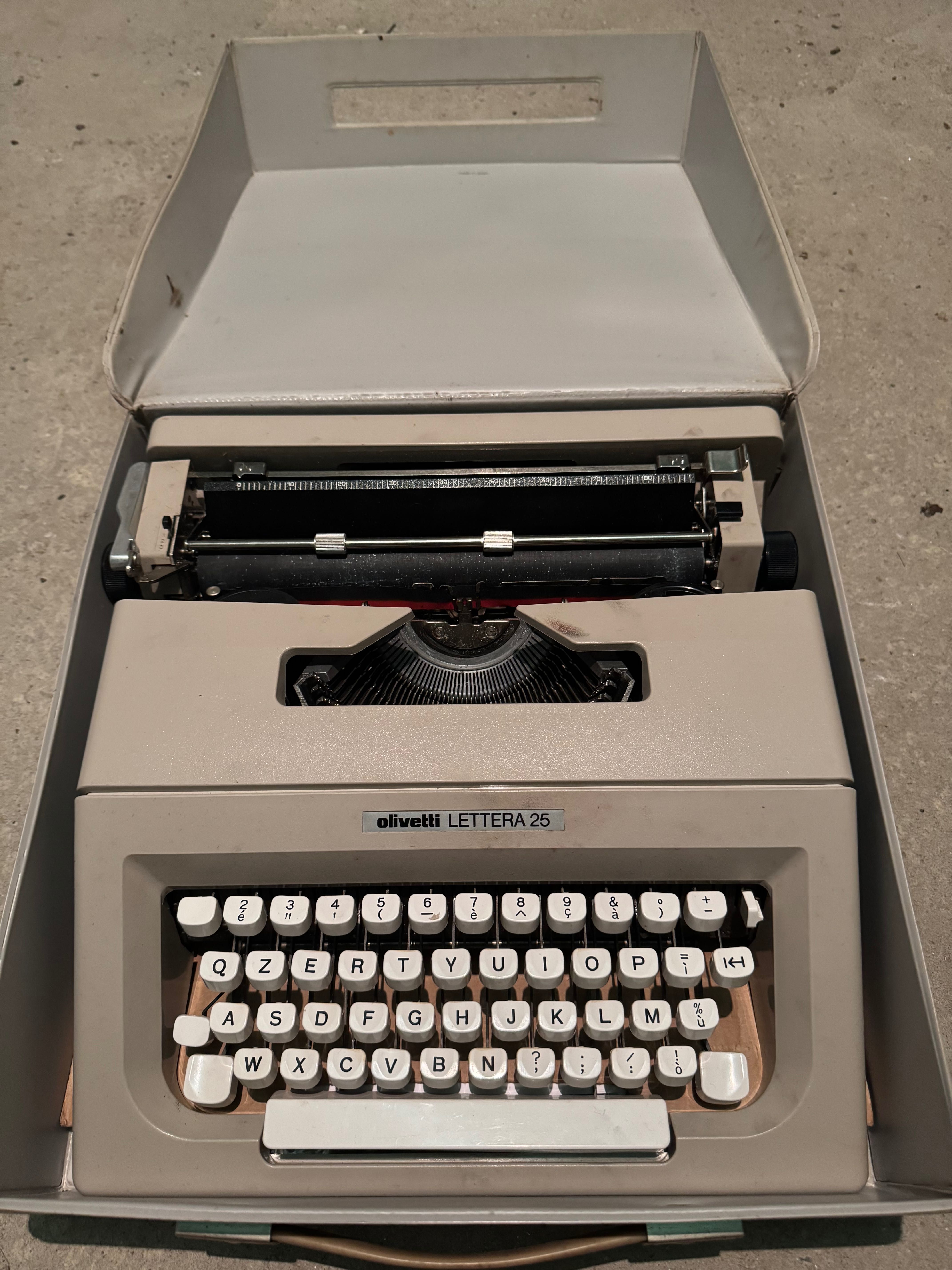Masina de scris olivetti lettera 25