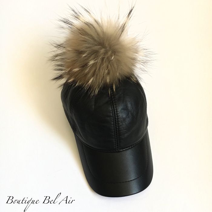 Кожена шапка с помпон от естествен косъм