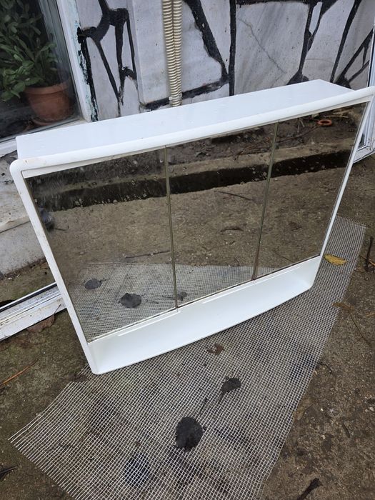 Пластмасов шкаф за баня