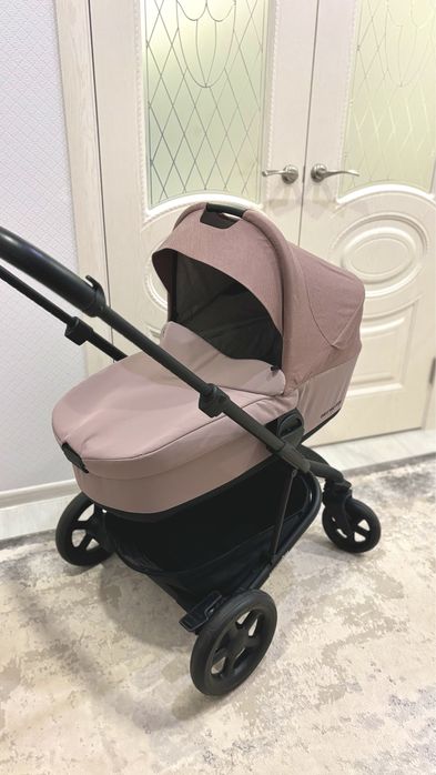 Коляска для девочки EASYWALKER HARVEY в отличном состоянии