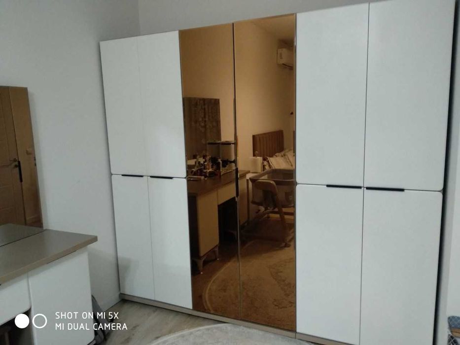 Продам комплект спальной мебели: кровать, шкафы, тумбы и тд.