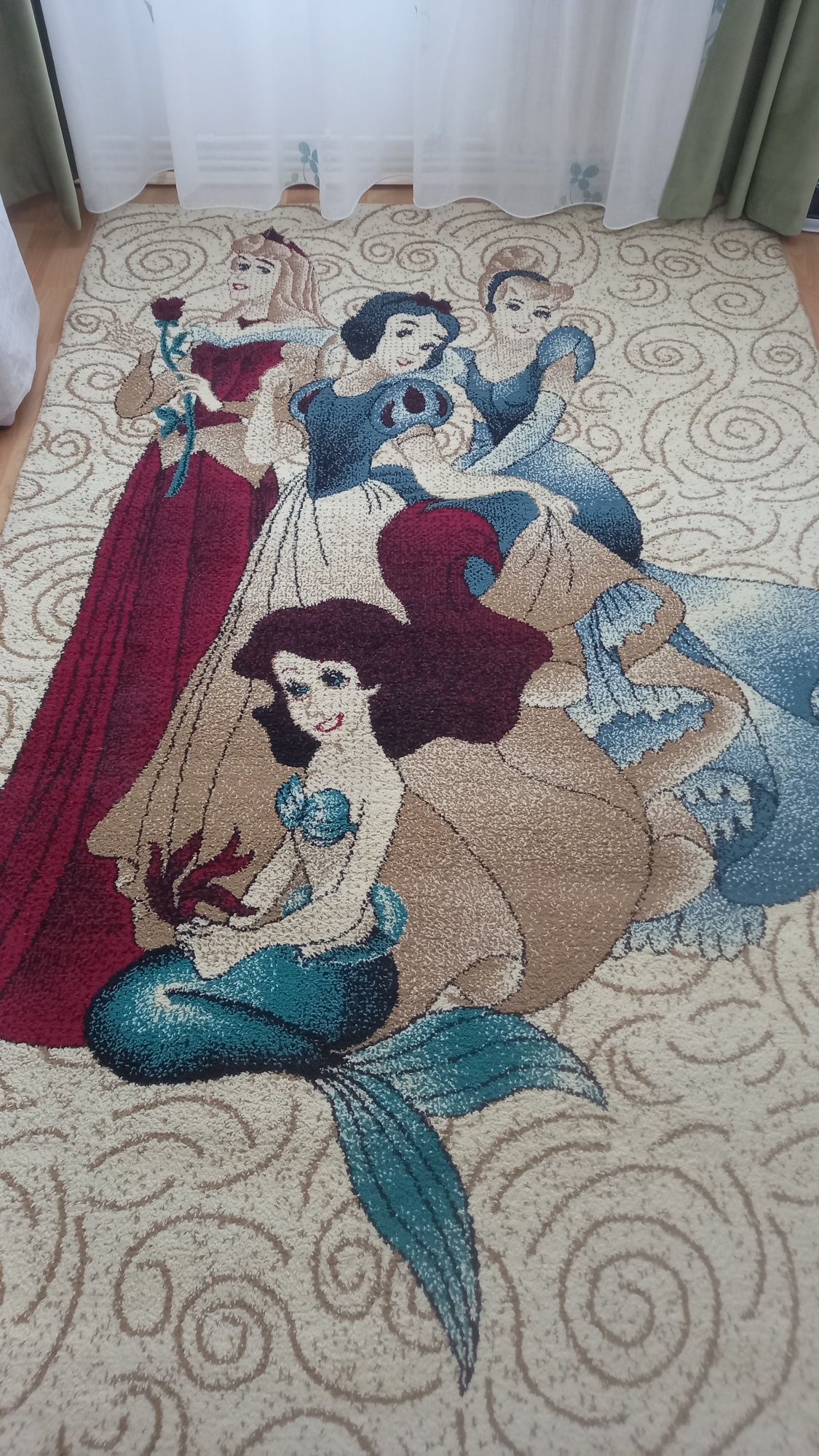 Vând covor model cu prințese  150 lei