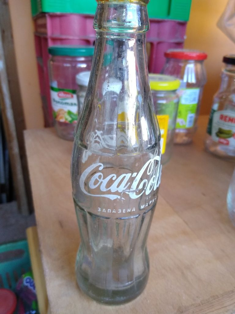 Продавам буркани на винт и бутилки.