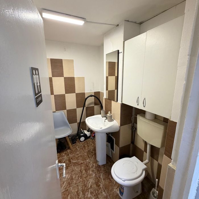 Vând apartament compus din 2 spații comerciale.