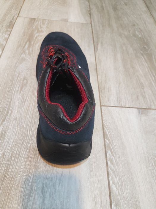 Vând pantofi cu protecție