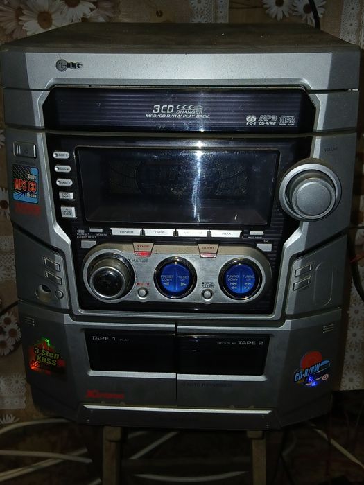 Vând combina fără boxe  combina se numește LG se aude foarte bine