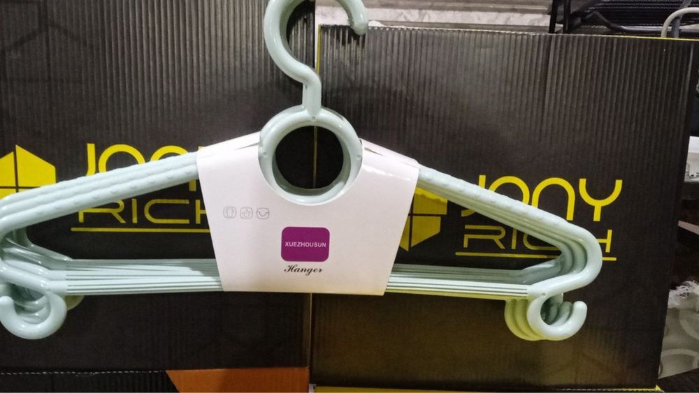 Вешалки для одежды разного размера и в разном стиле