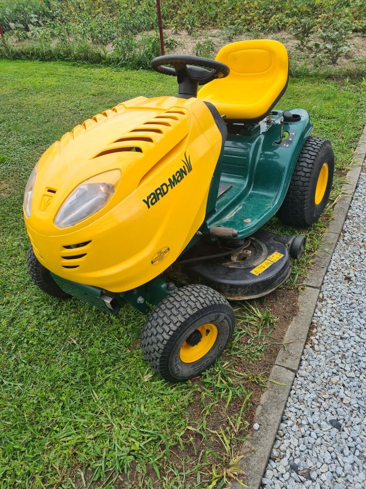 Tractoras de grădină  gazon  iarbă