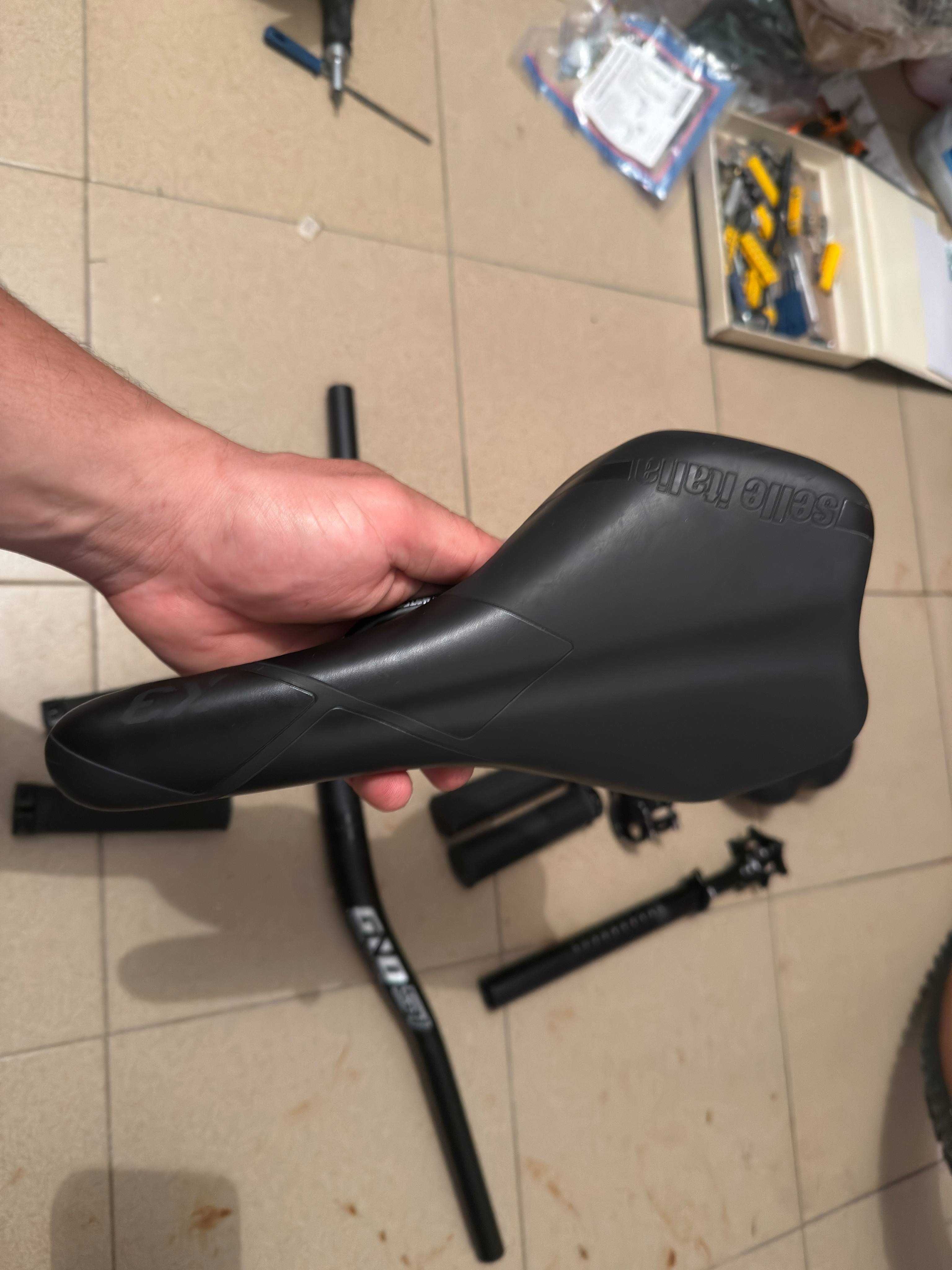 Вилка Suntour XCR, грипове Ergon, дропър, спирачка SRAM DB8