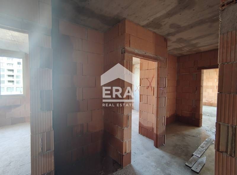 Тристаен просторен апартамент за продажба, с паркомясто, в новострояща