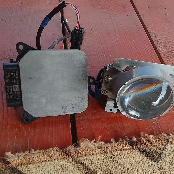 Линза + блок кКамри 70 линза на сары оригинал  продам цена за комплект