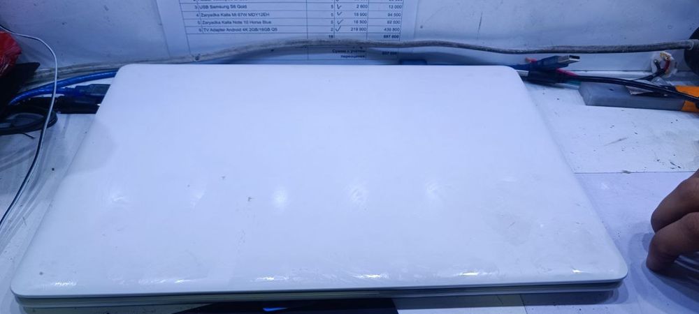 Noutbuk sotiladi ishlashi zur holati yaxshi