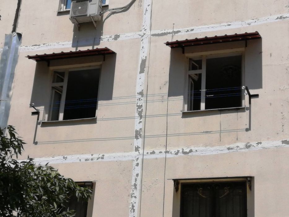 Устанавливаем козырьки над окнами