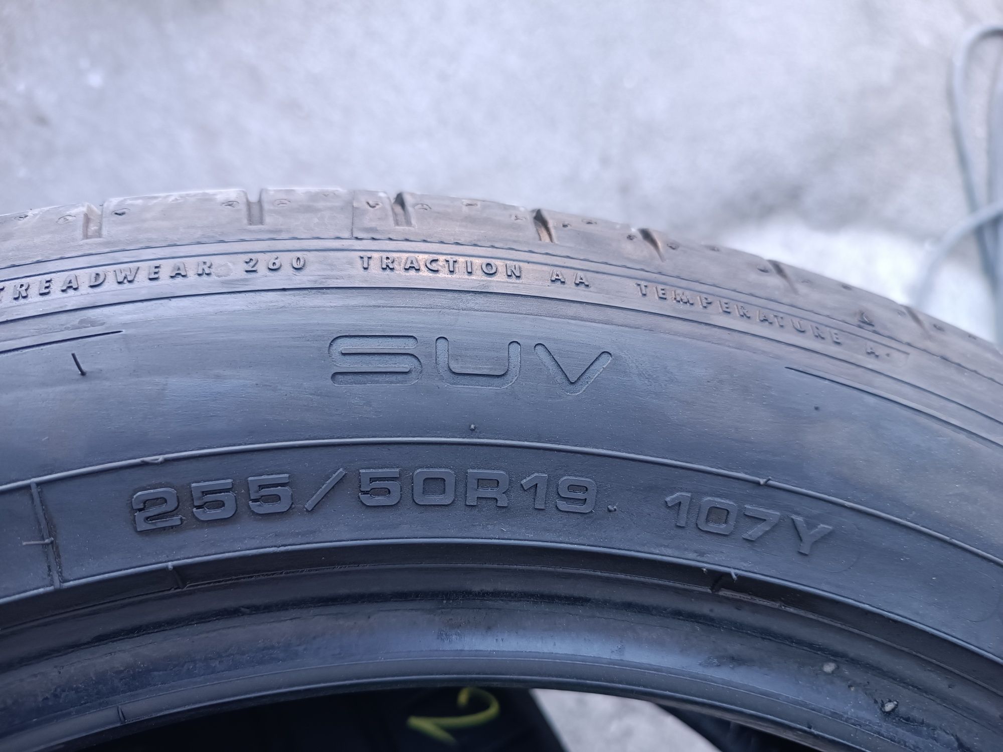 255/50/19 Dunlop