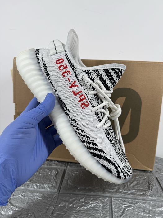 Yeezy 350 v2 Zebra