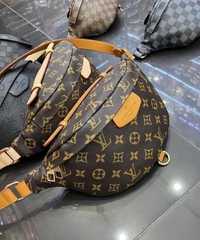 Borseta unisex Louis Vuitton, curea reglabila, saculet, etichetă