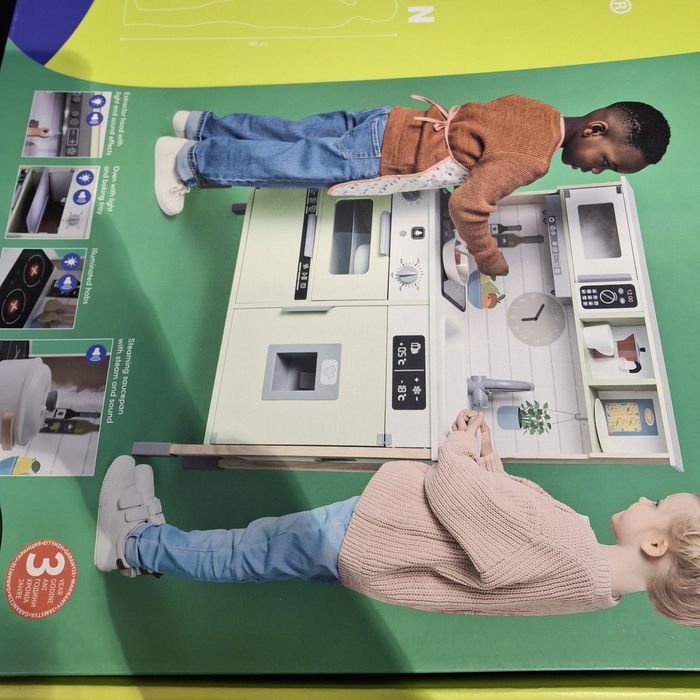 Vand bucatarii copii noi sigilate