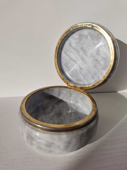 Мраморна кръгла кутия