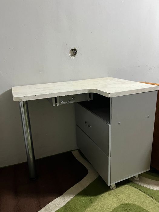 Продам туалетный/компьютерный стол