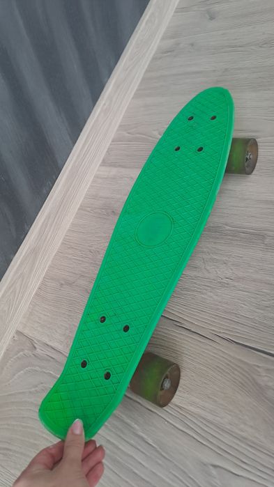 Skatebord verde cu lumini