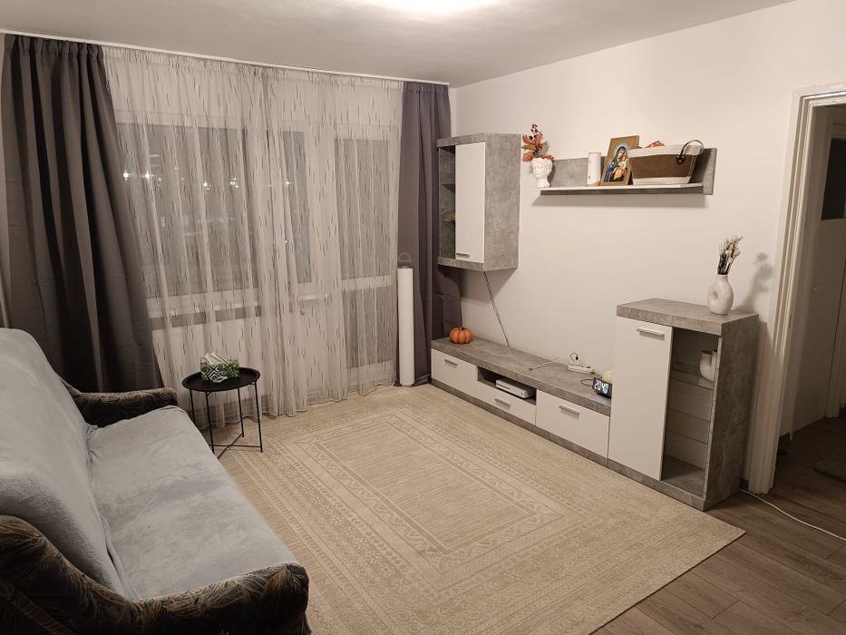 Închiriez apartament cu 2 camere