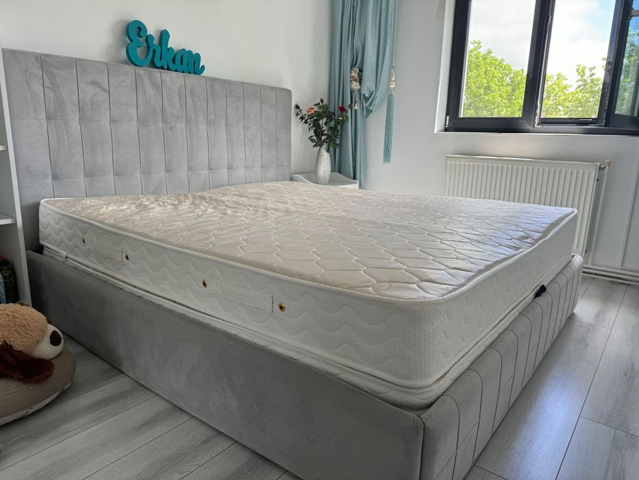 Pat tapițat cu somiera rabatabilă