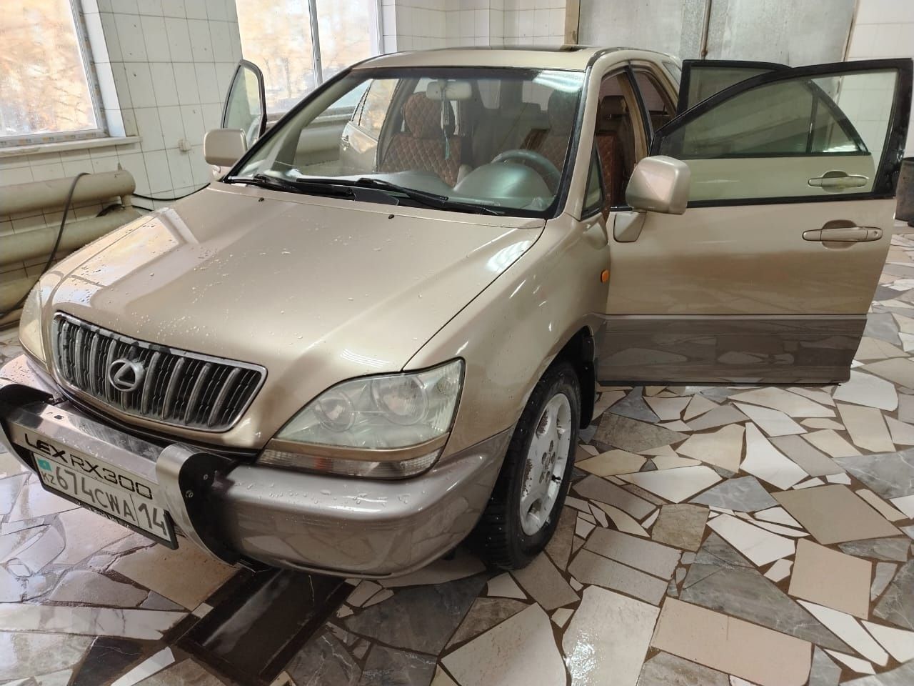 автомобиль LEXUS RX300