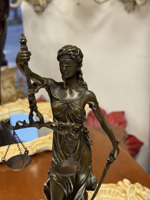 Statueta justitia din bronz masiv pe soclu de marmura