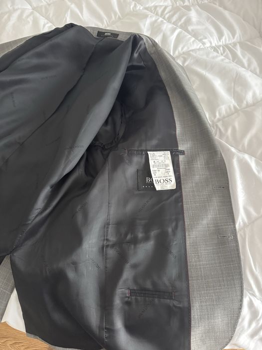 Vand Costum de barbati BOSS marimea 56 nou