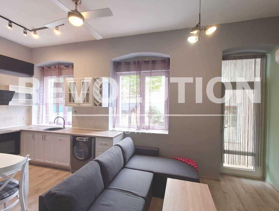 Етаж от къща в района на Център!