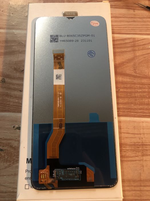 Монтаж на дисплей за Realme C35