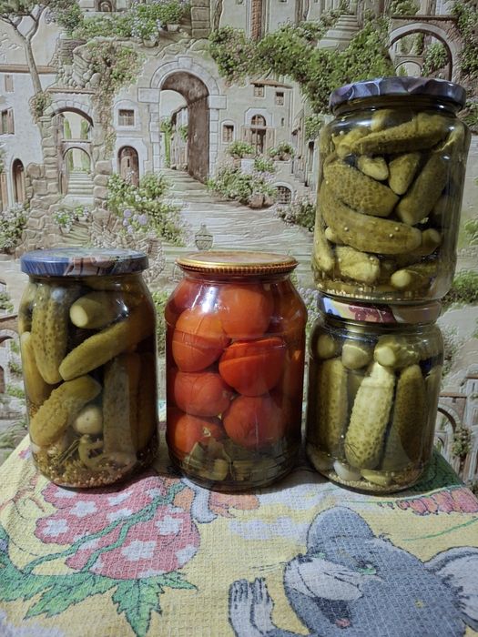 Продам  огурцы,помидорки,ассорти