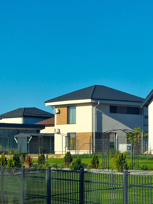 VILĂ DE ÎNCHIRIAT – Tunari, langă parc.