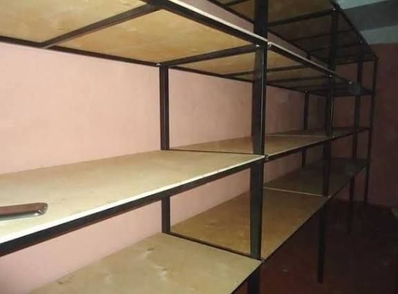 Стеллажи полки кладовки