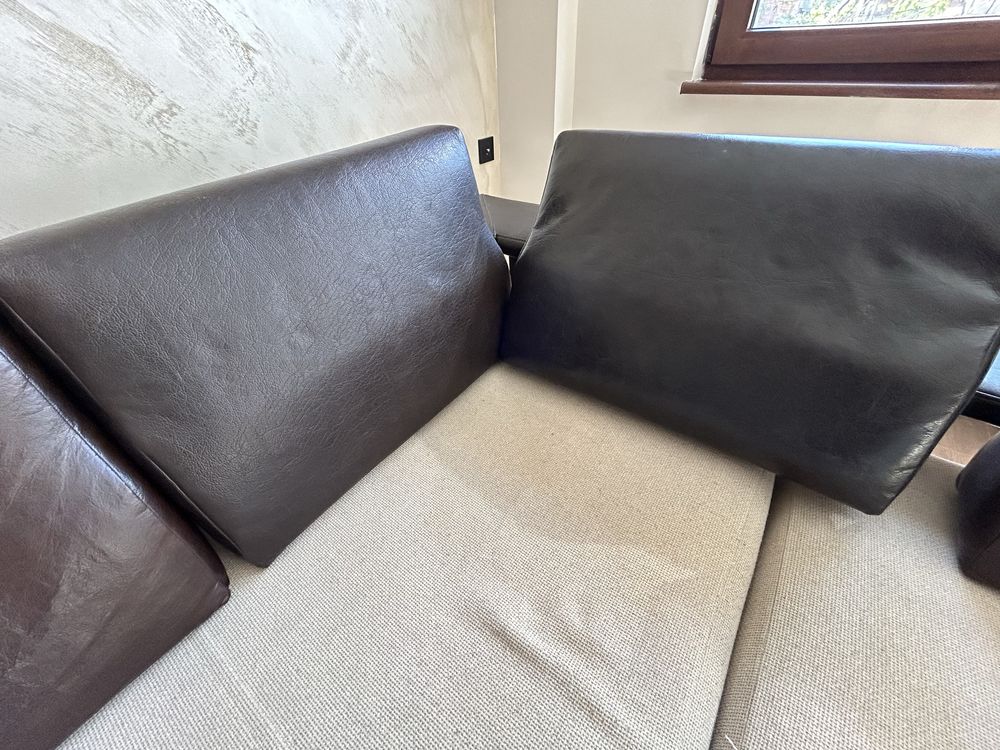 Г-образен диван с кожени възглавници