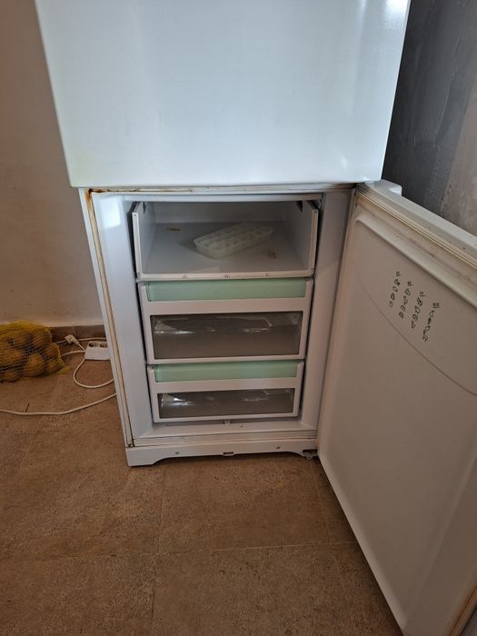 Хладилник Аriston на части!