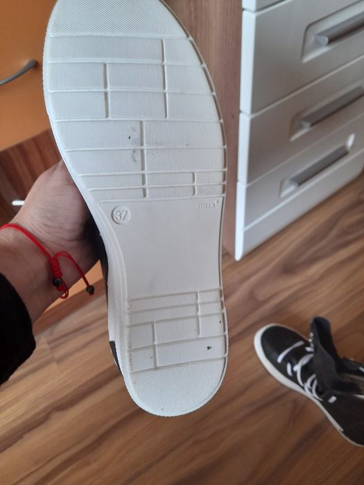 Чисто нови високи обувки