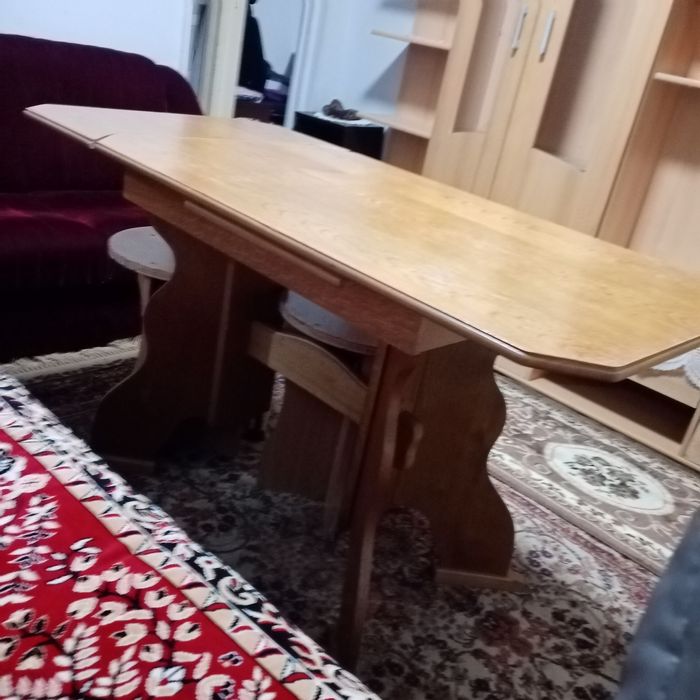 Masă de lemn cu două scaune bonus.