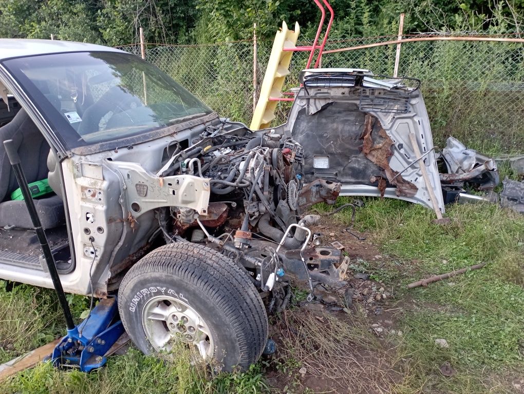 Dodge Dakota на части