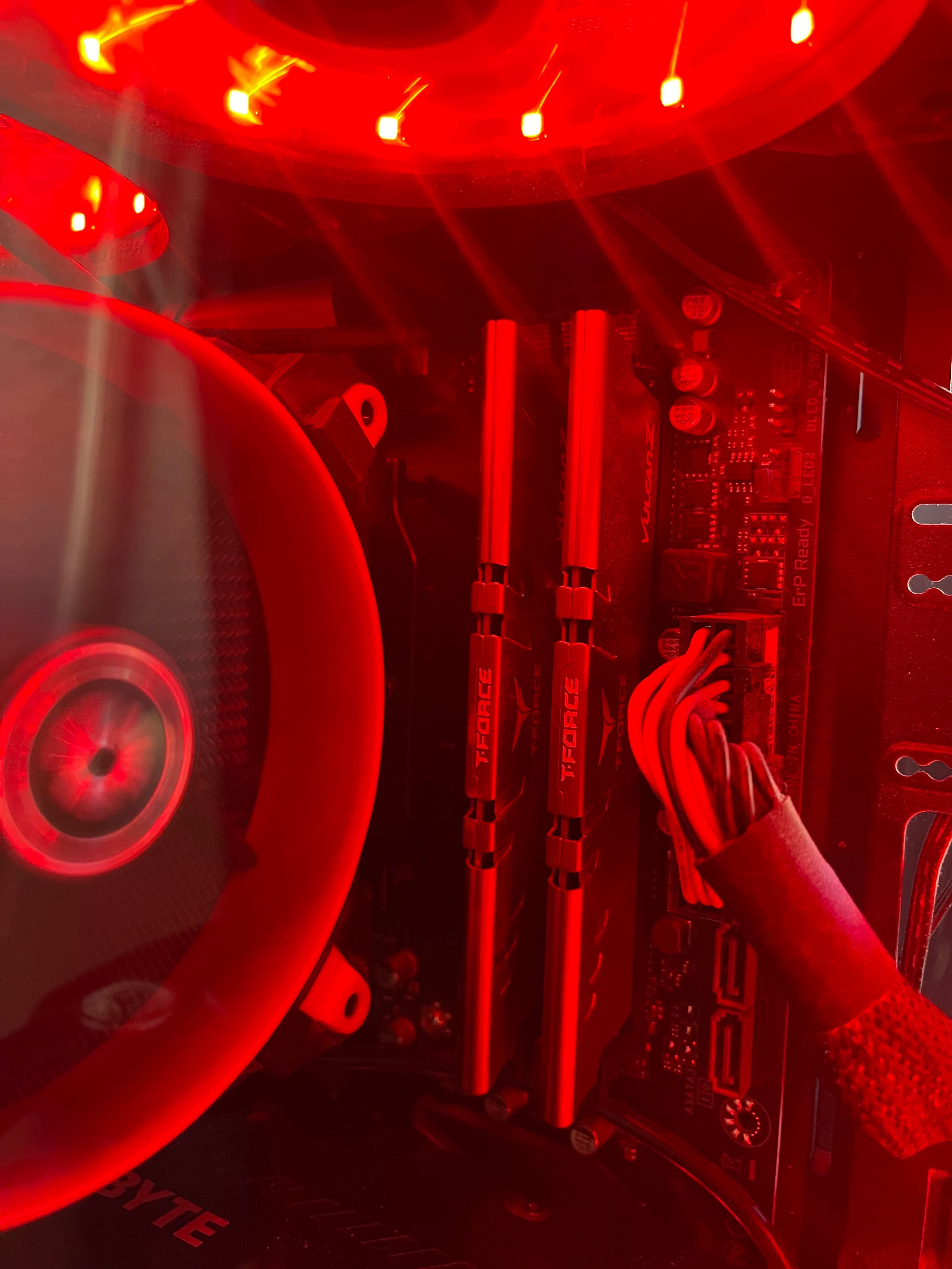 Продавам процесор R5 3600X, дъно Gigabyte Aorus B450, 16GB Ram