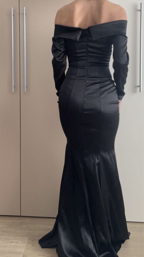 Rochie de seara neagra, cu maneci lungi.