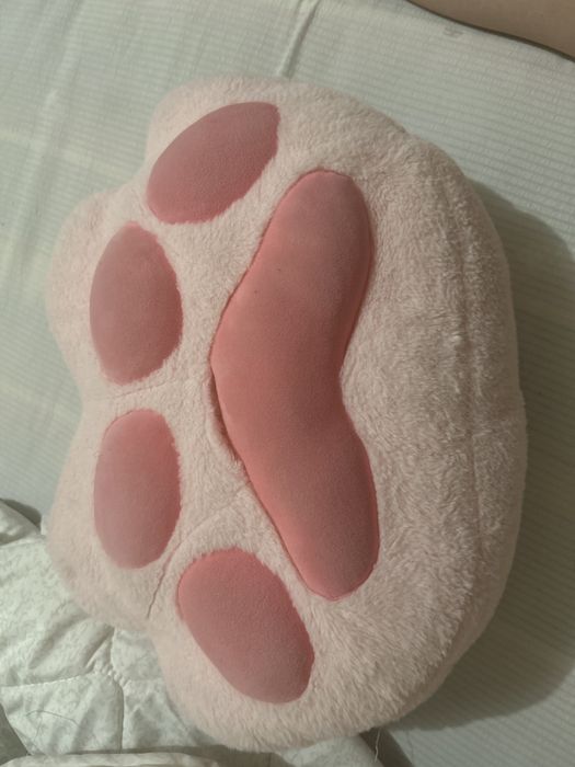 Подушка,внутри есть розовый плед