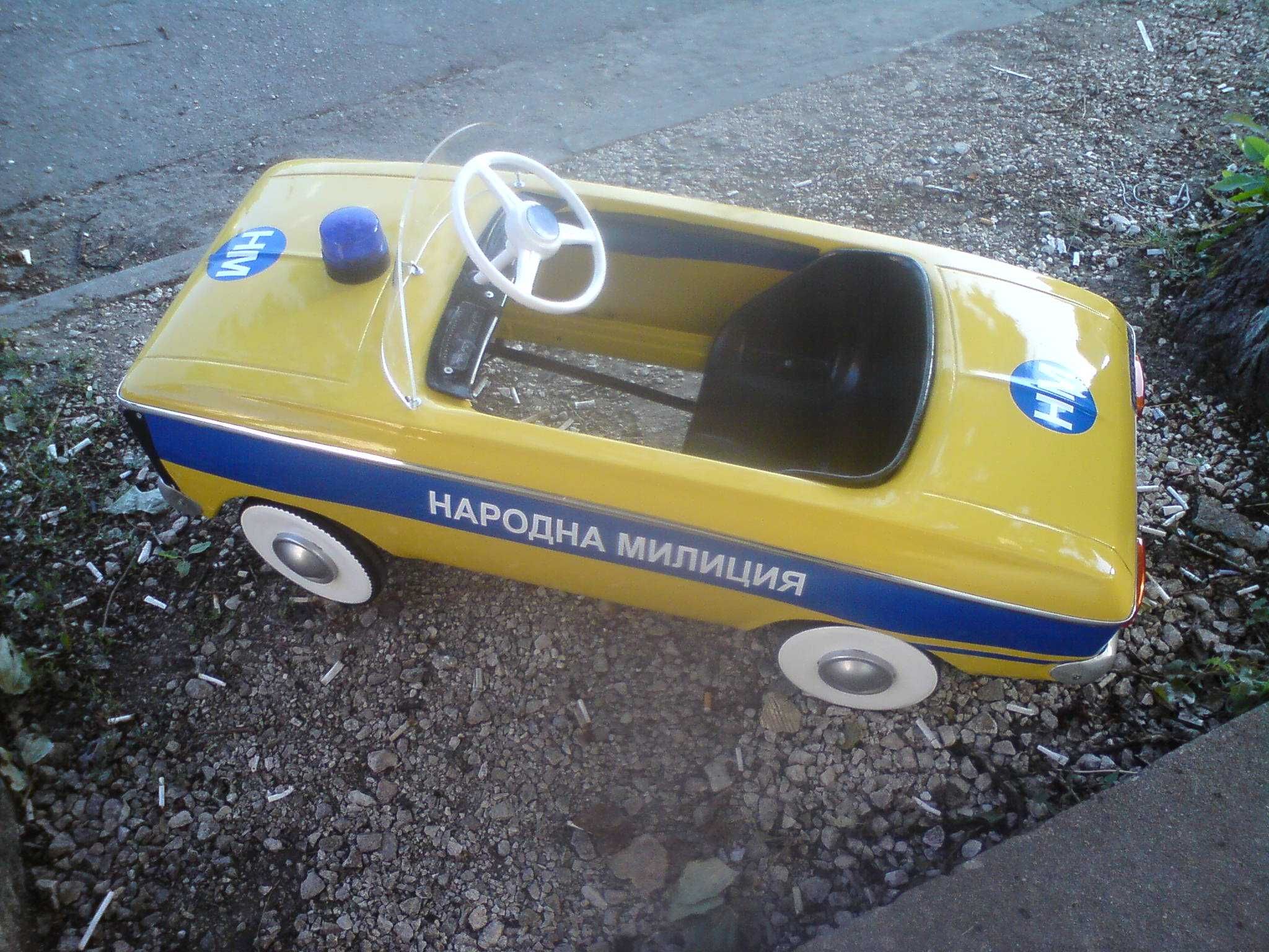 метална детска ретро кола с педали МОСКВИЧ милиция полиция