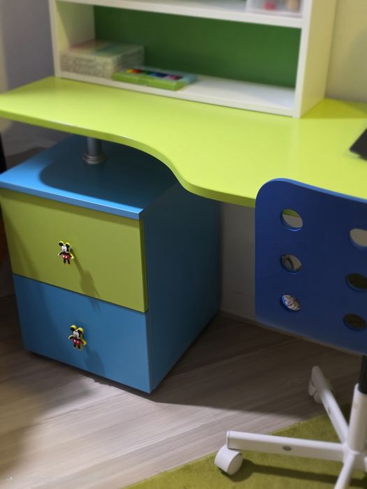 Birou pentru copii cu raft, dulap și scaun incluse