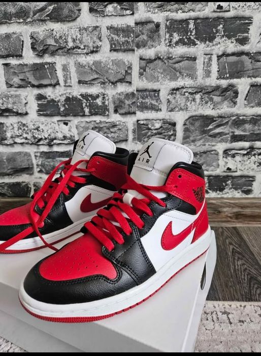 Vând jordan 1 mid