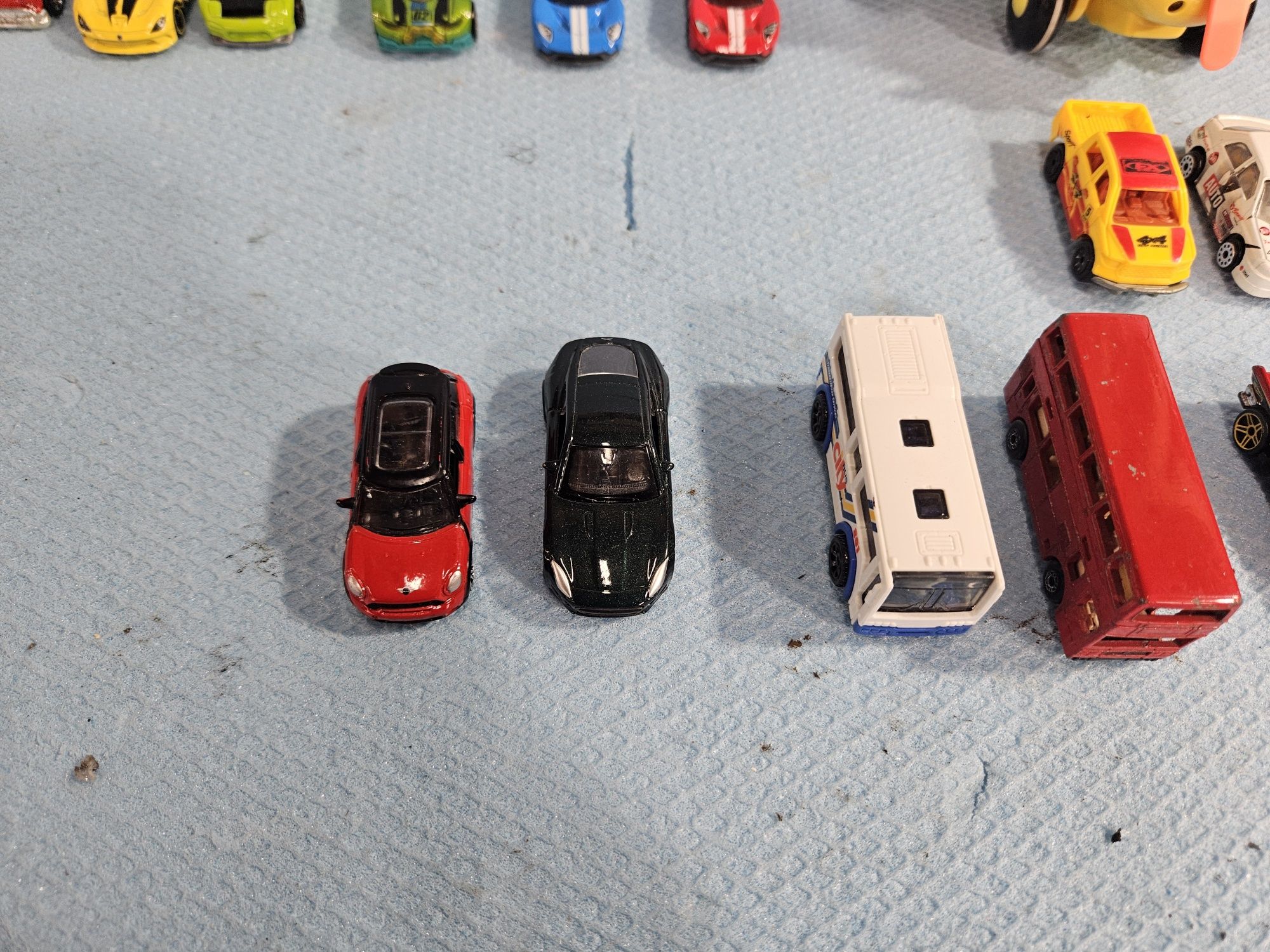 Метални и пластмасови играчки. Machbox Hot Wheel и др.