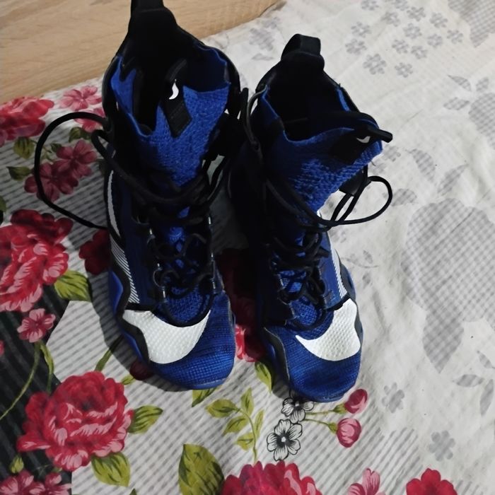 Продавам боксови обувки nike