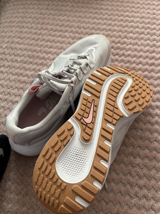 Маратонки Nike и Adidas